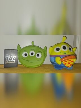 BIOWORLD ALIEN COIN PURSE & ALIEN STUFFY
